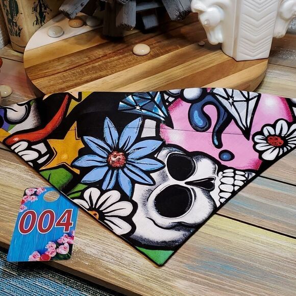 #4 Large 13.5" Glittery Skulls & Graffiti Dog Bandana Over Collar Handmade - Picture 1 of 4